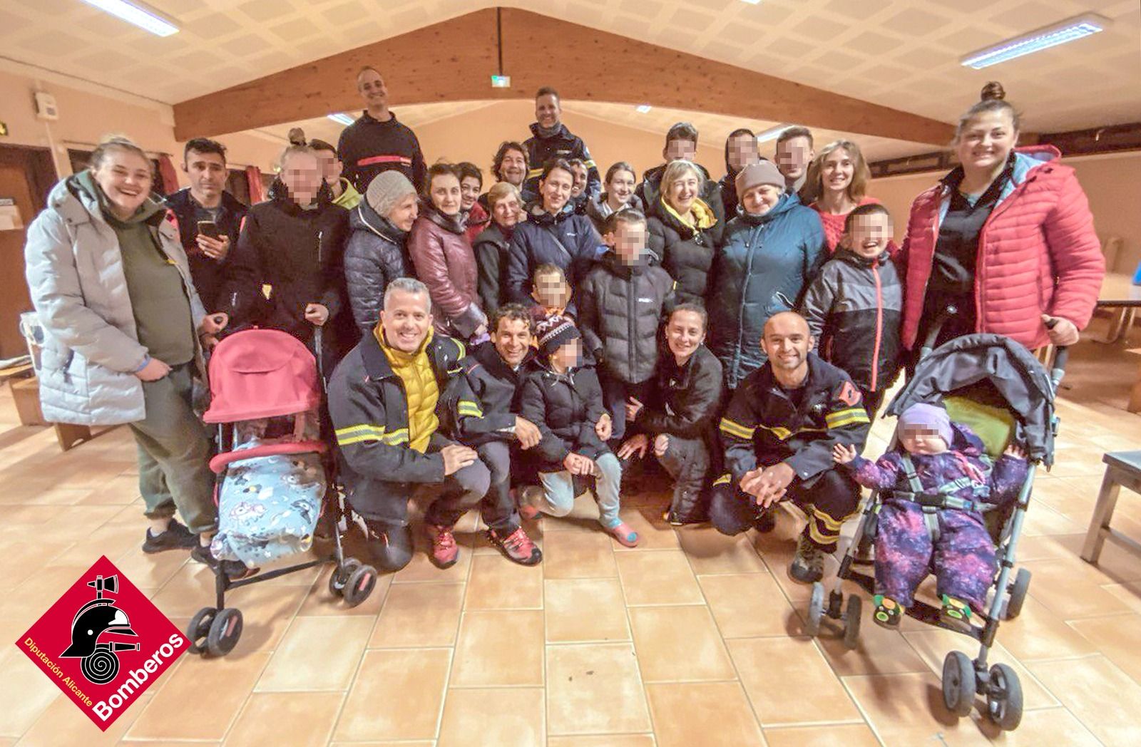 Grup de refugiats ucraïnesos amb els bombers de la Diputació d'Alacant