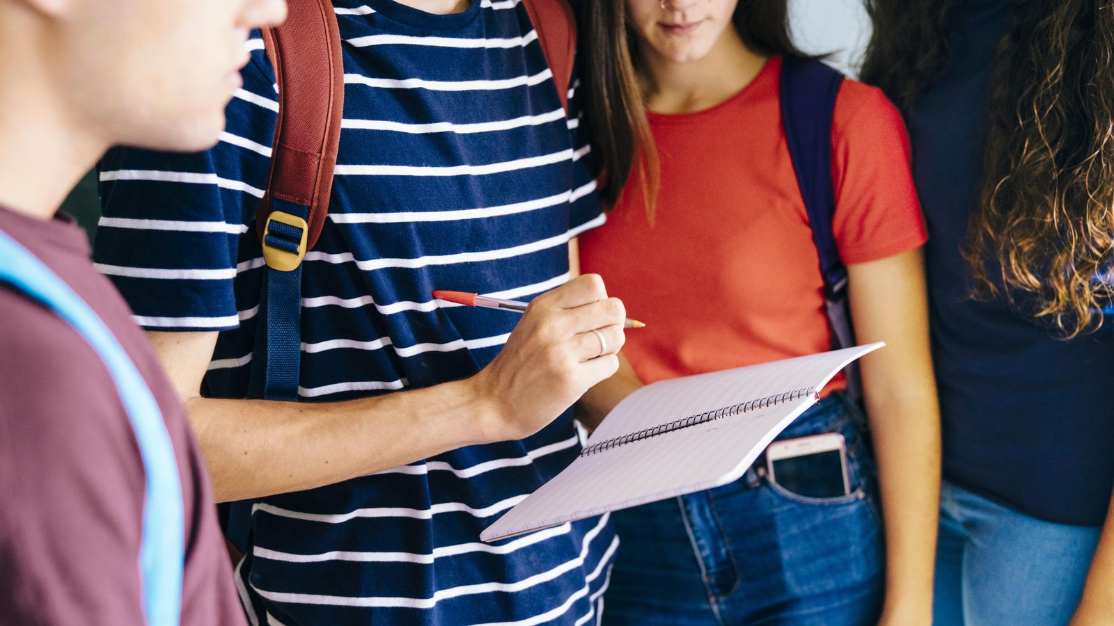 Alumnes fent un dictat