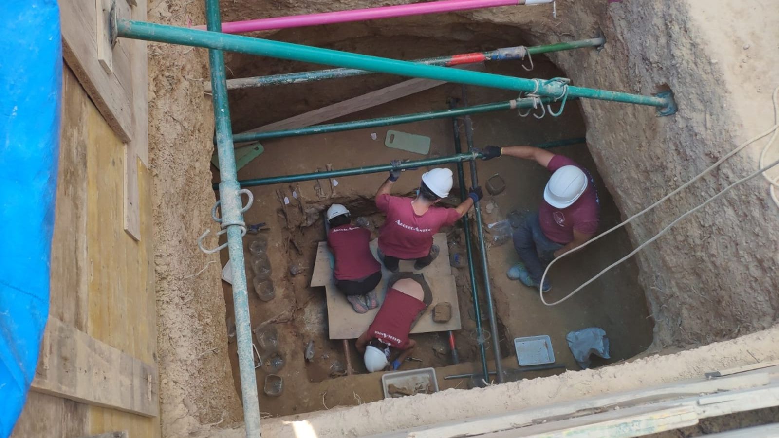 Imatge d'arxiu de l'equip d'ArqueoAntro treballant a cinc metres de profunditat