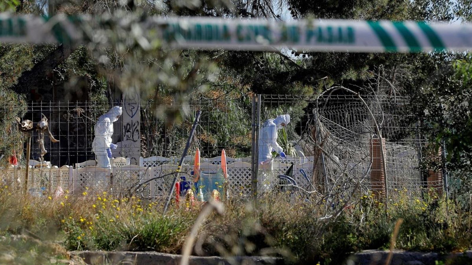Agents de la Guàrdia Civil treballen en el lloc del crim de Godella