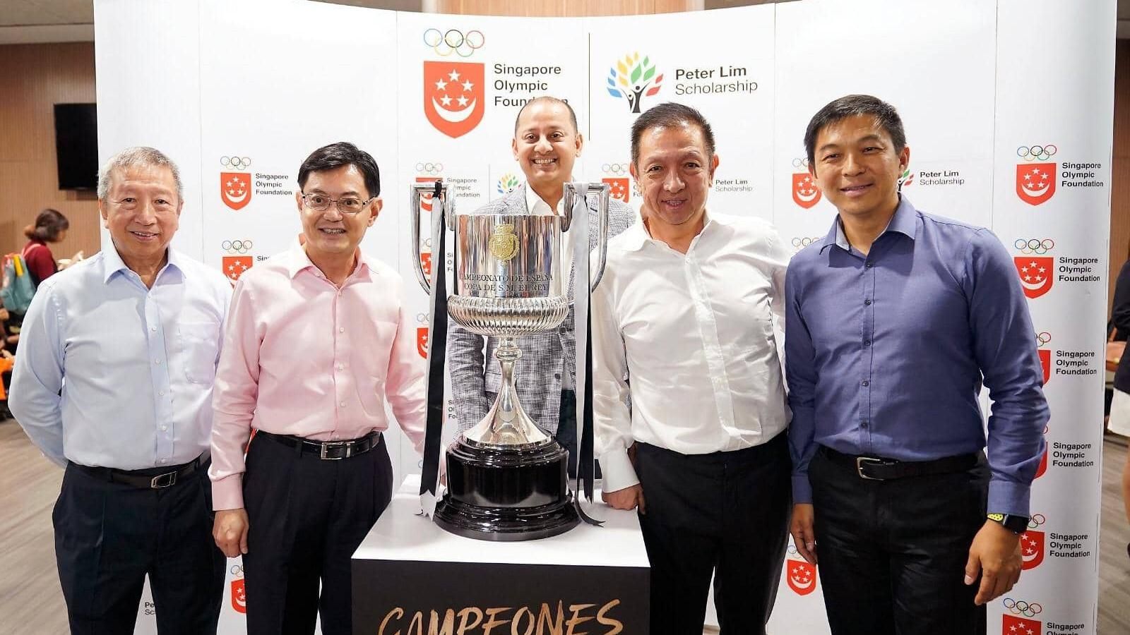 Peter Lim, acompanyat d'alguns membres del consell d'administració del València i de l'expresident del club, Anil Murthy