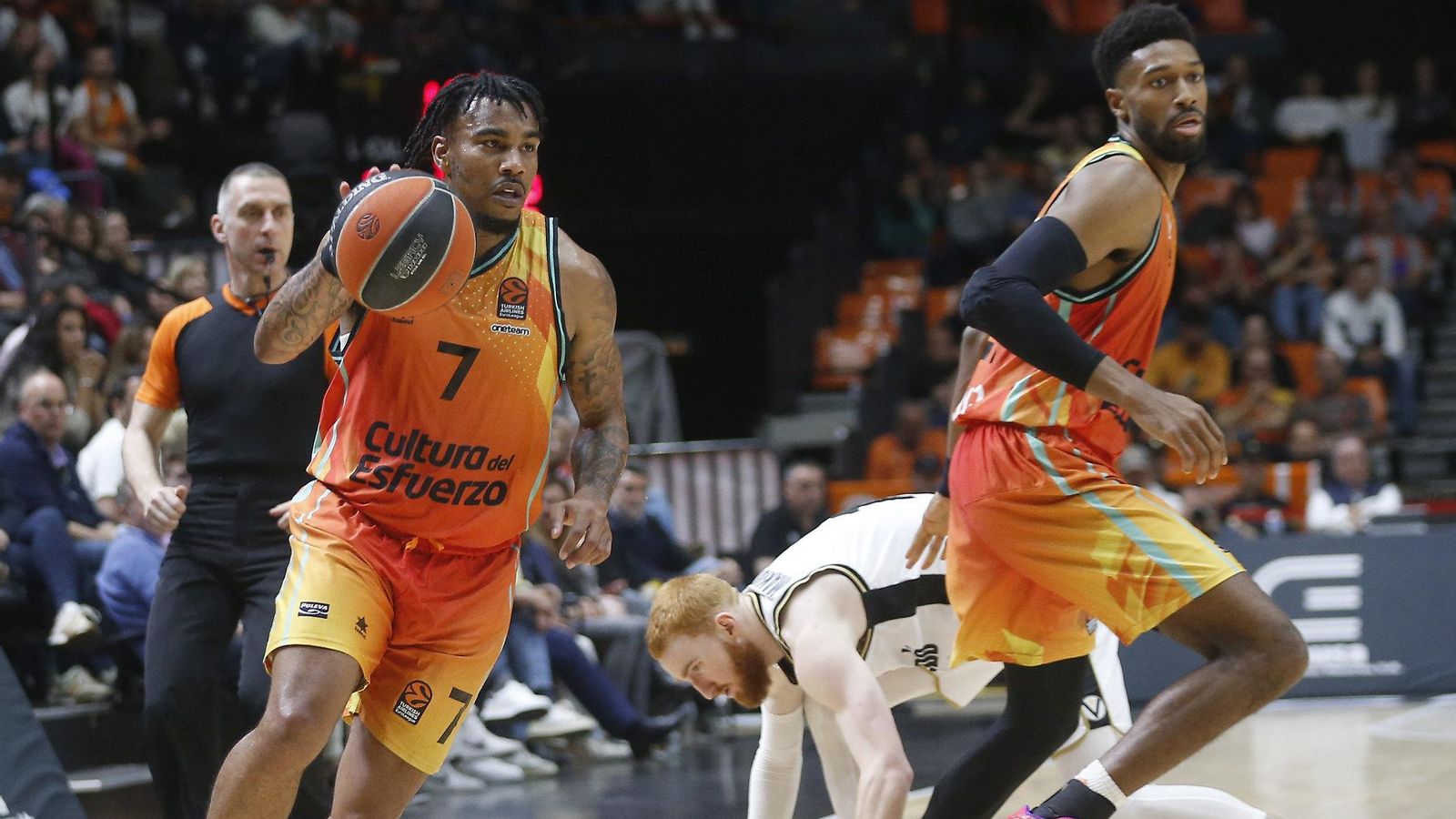 Chris Jones (10 punts) i Kyle Alexander (14) han sigut els màxims anotadors taronja, només superats per Evans (15)