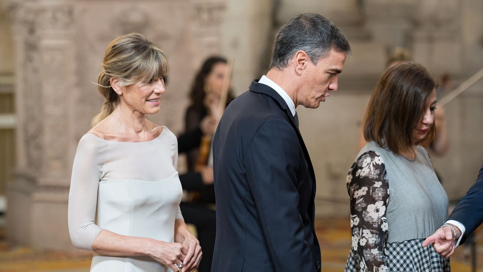 D'esquerra a dreta: Begoña Gómez, Pedro Sánchez, i la presidenta del Congrés, Francina Armengol, en l'acte del dècim aniversari de la proclamació de Felip VI