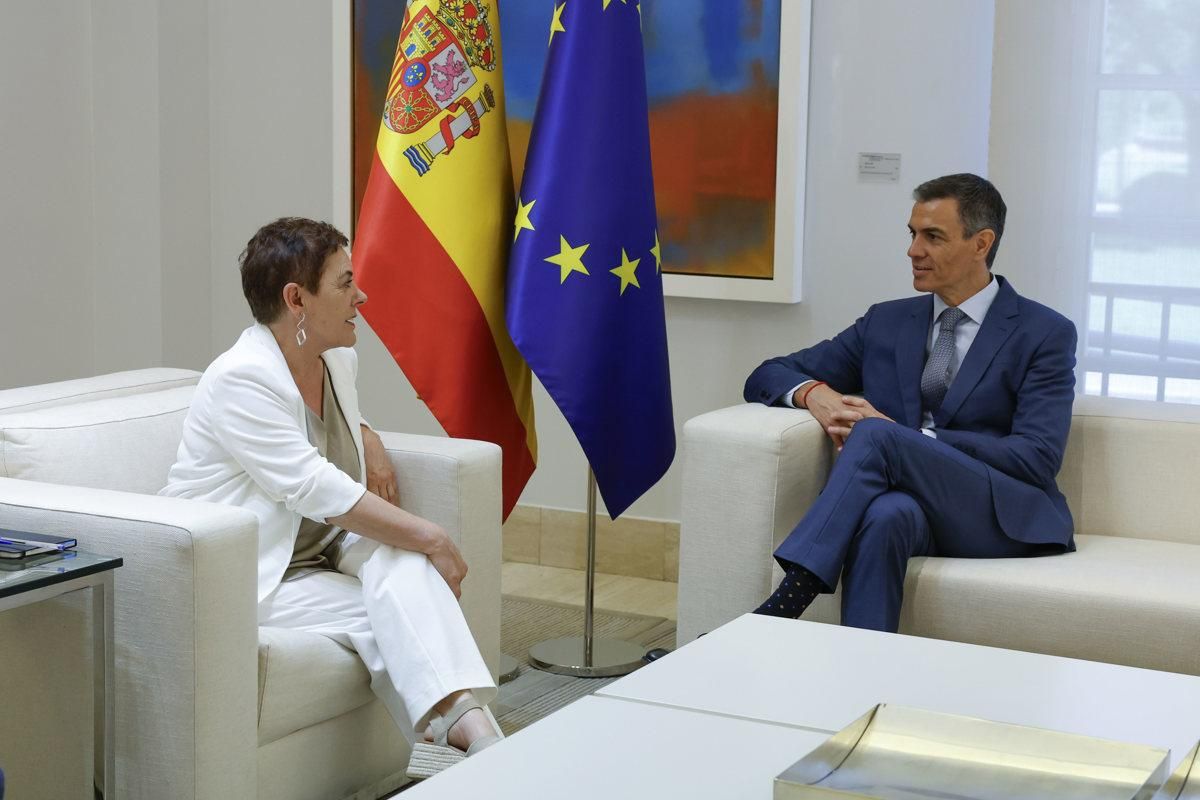 El president del Govern amb la portaveu d'EH Bildu, que sí que ha permés fotografiar la reunió a la Moncloa