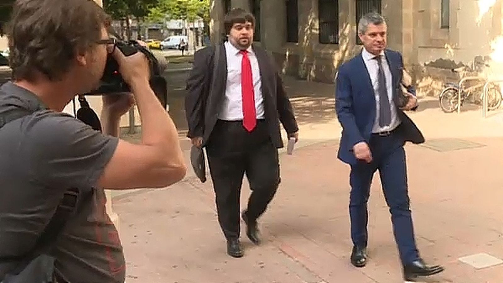 L'advocat de Miguel López entra als jutjats d'Alacant acompanyat del seu pèrit en informàtica