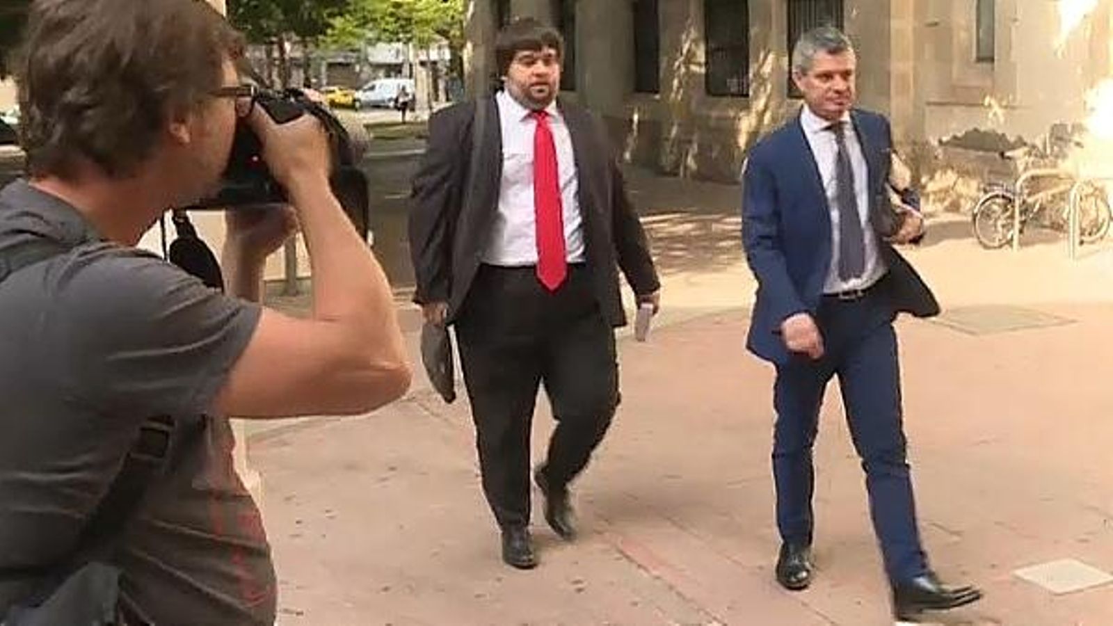 L'advocat de Miguel López entra als jutjats d'Alacant acompanyat del seu pèrit en informàtica