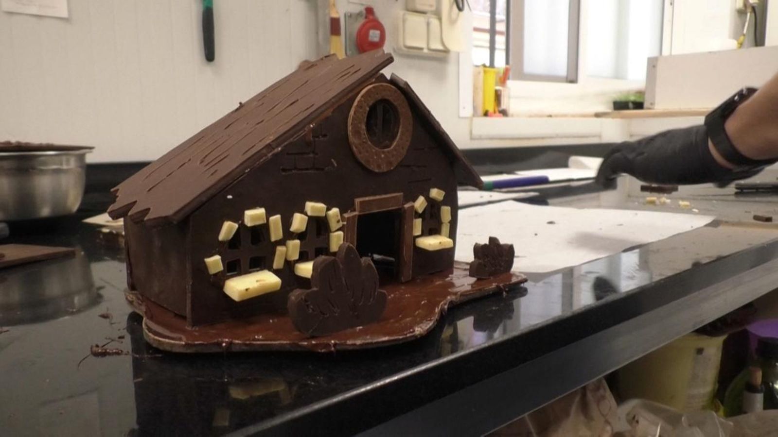 Regalar una mona de xocolate a fillols i filloles, una tradició de més de 30 anys a Ibi