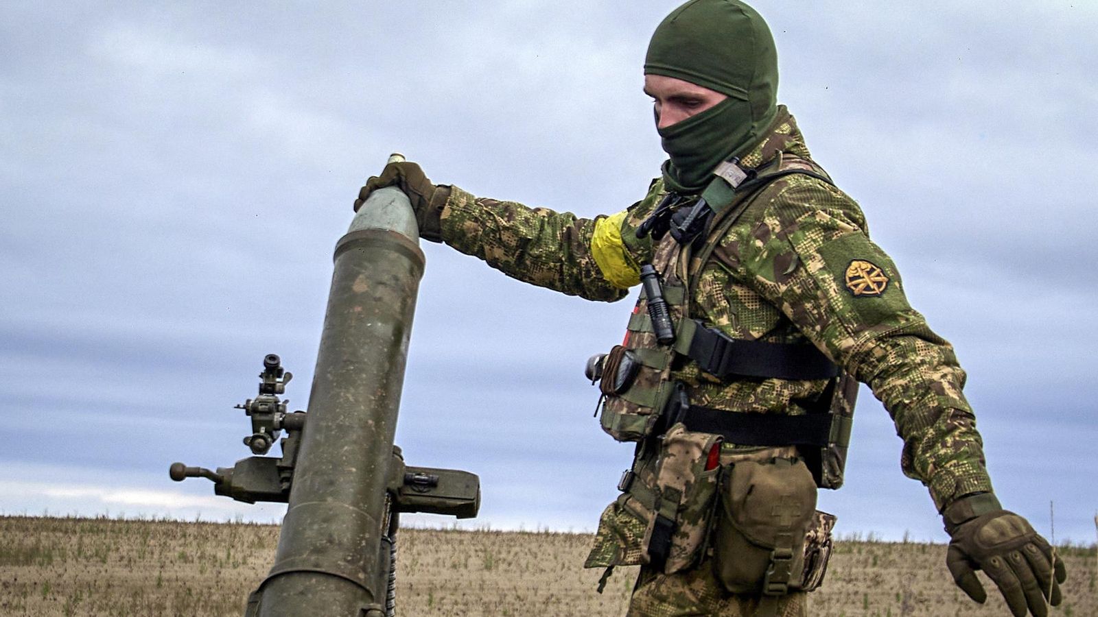 Un militar ucraïnés llança projectils de morter a la regió de Khàrkiv, nord-est d'Ucraïna