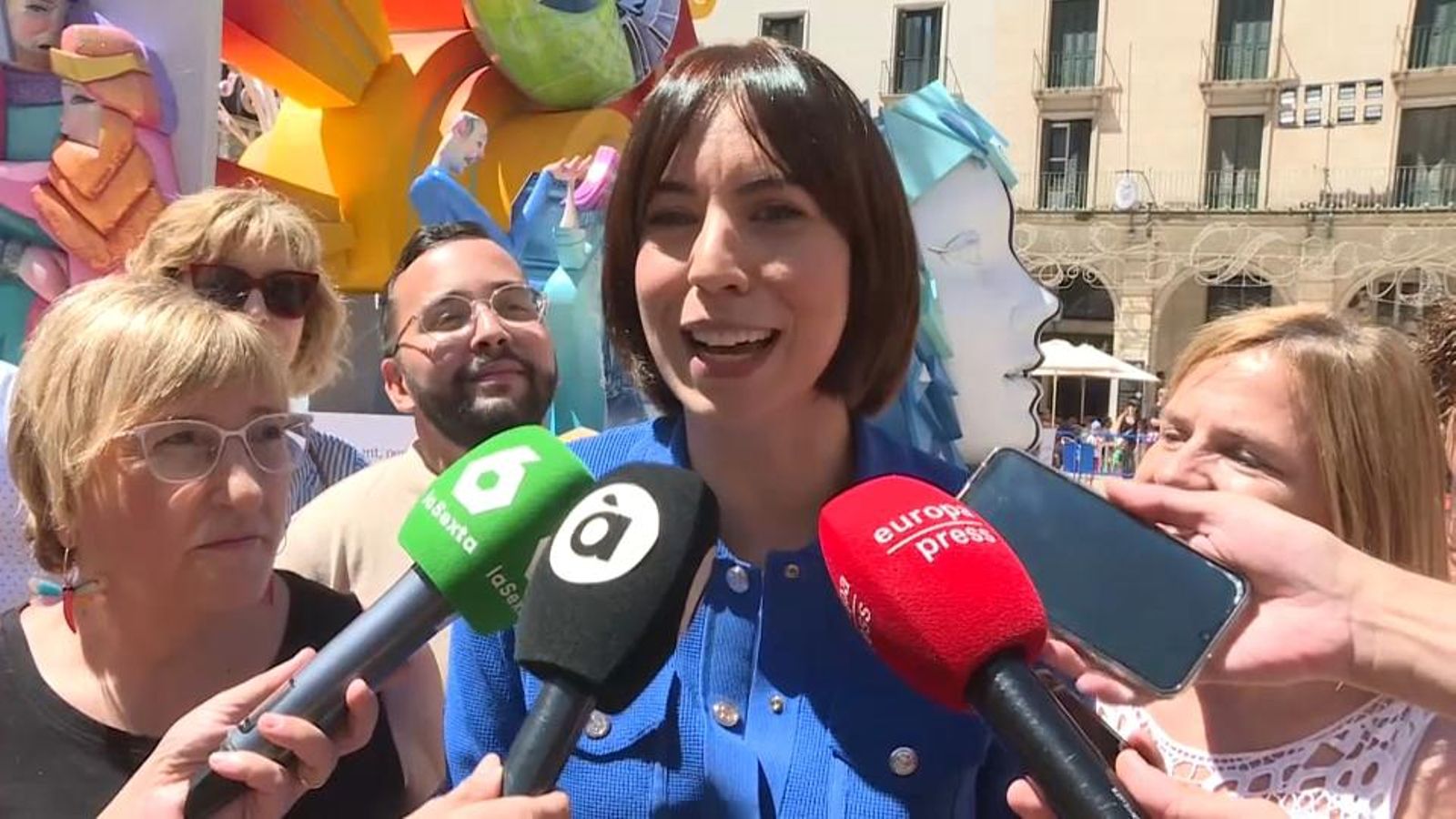 Diana Morant aten els mitjans de comunicació en la seua visita a les Fogueres d'Alacant