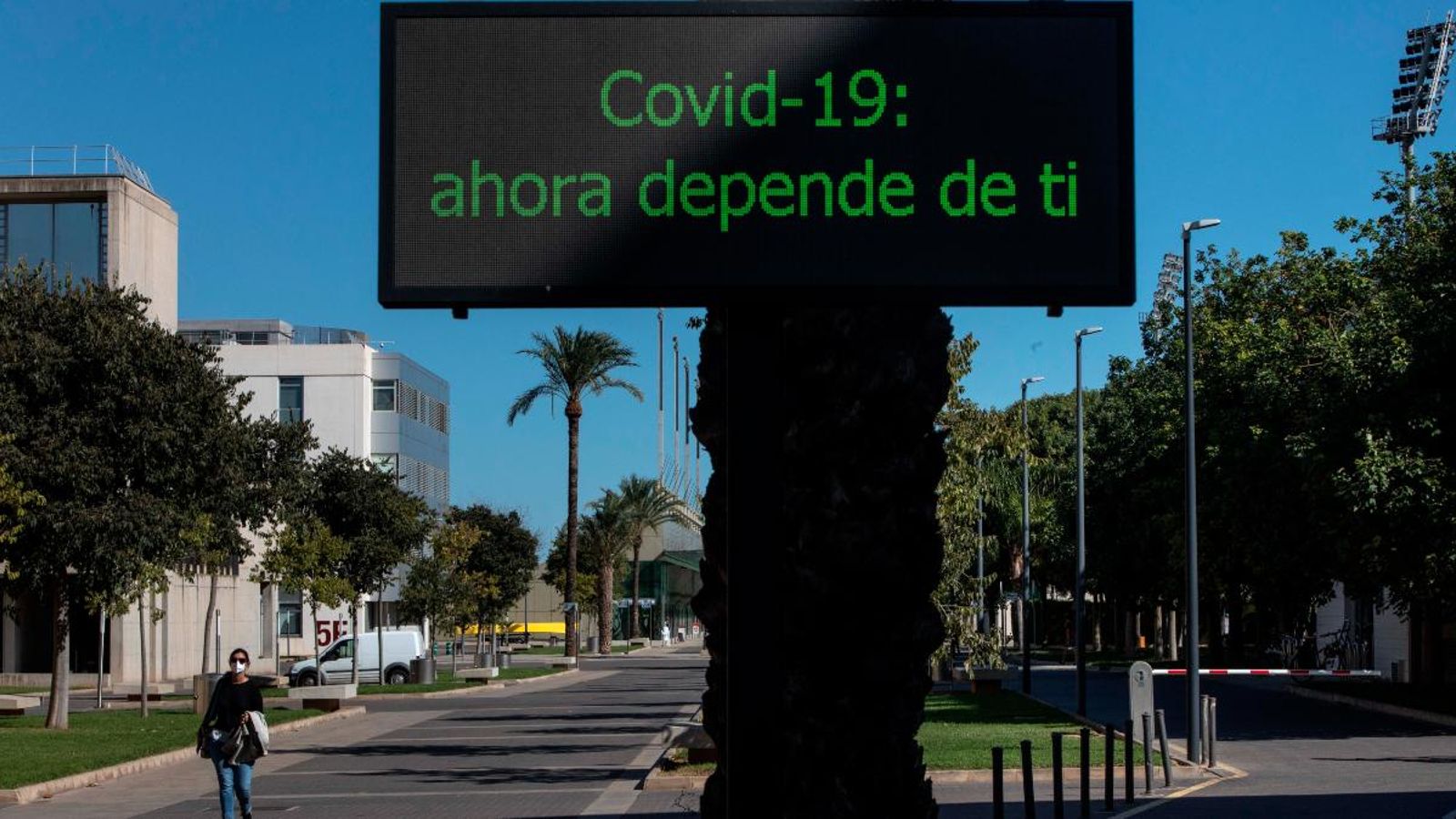 Una persona amb mascareta camina pel campus de la Universitat Politècnica de València