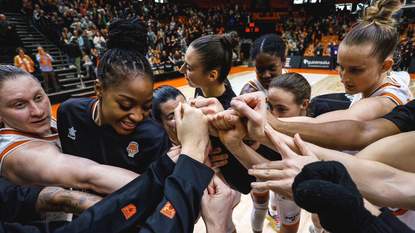 Les jugadores del València Basket abans d'un partit