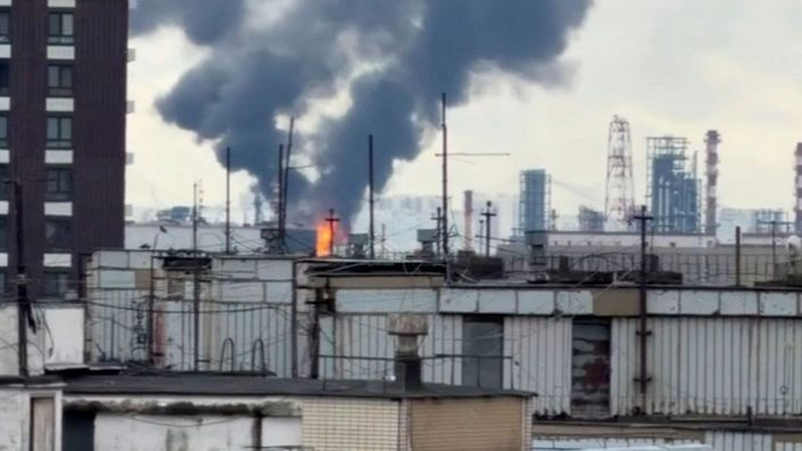 La refineria de Kapotnia, al sud-est de la capital russa, es va incendiar el martres a causa d'un atac massiu de drons ucraïnesos contra Moscou,