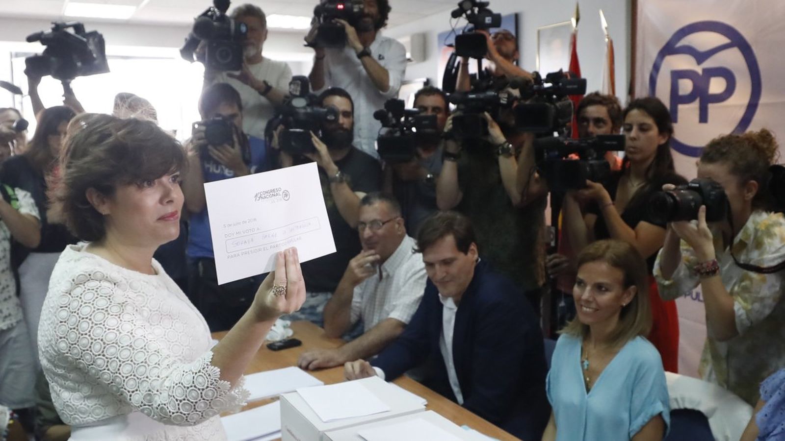 Soraya Sáenz de Santamaría deposita el vot a la seu del PP al barri madrileny de Salamanca