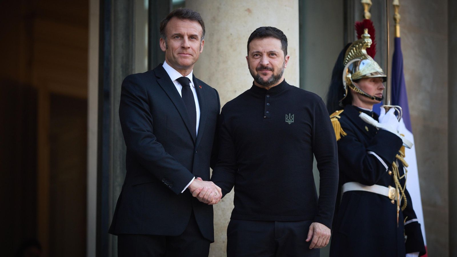 EEl president francés, Emmanuel Macron, amb el president ucraïnés, Volodímir Zelenski, a París