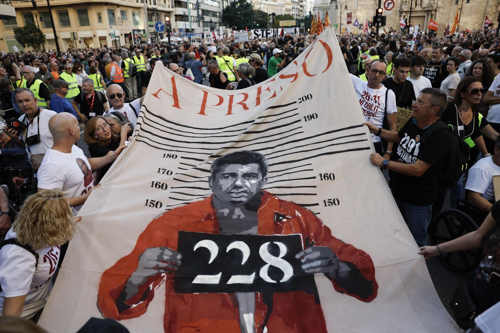 Vista de la 12a manifestació sota el lema “Mazón dimissió” a l’inici en la plaça de Sant Agustí de València