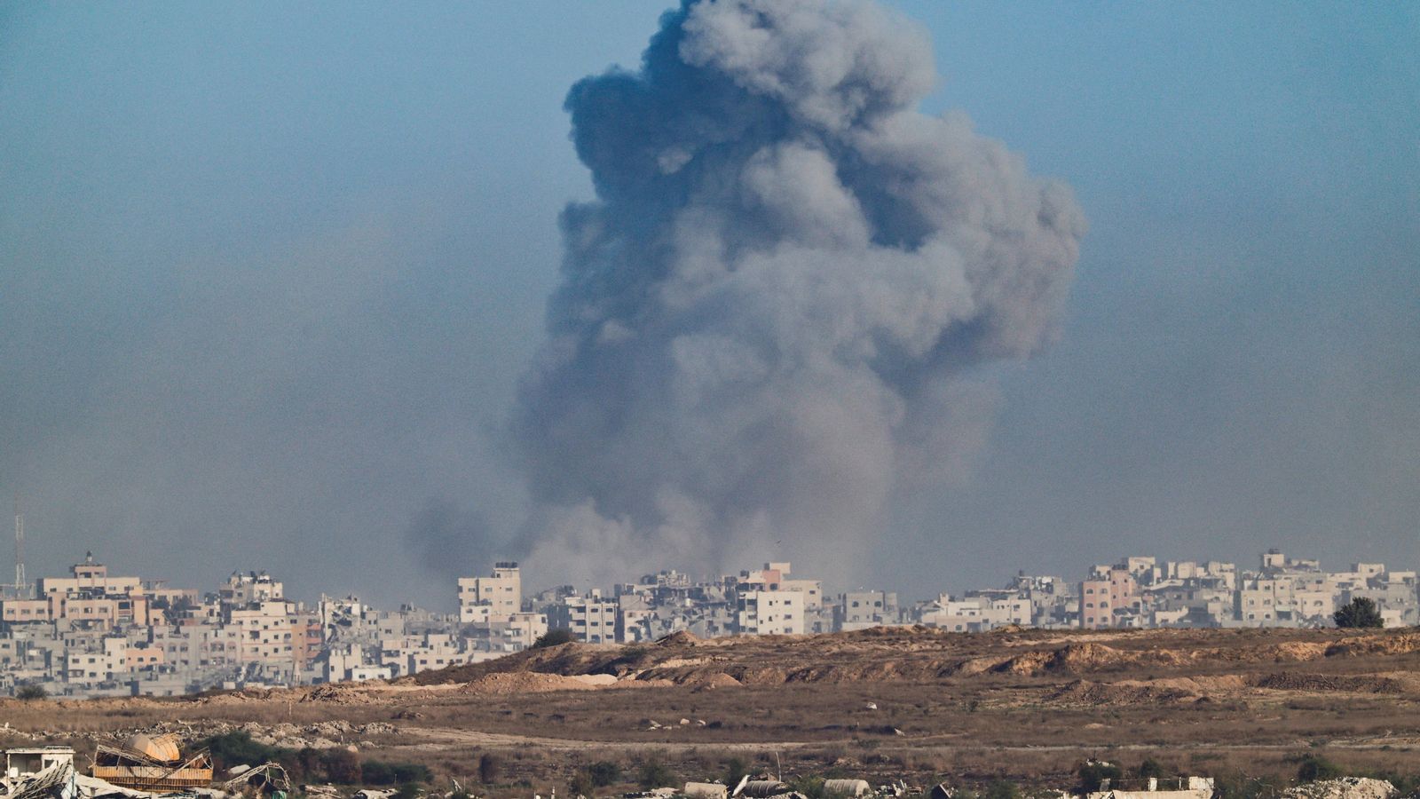 Una columna de fum s'eleva entre les runes de la Franja després del llançament d'un projectil este dimarts