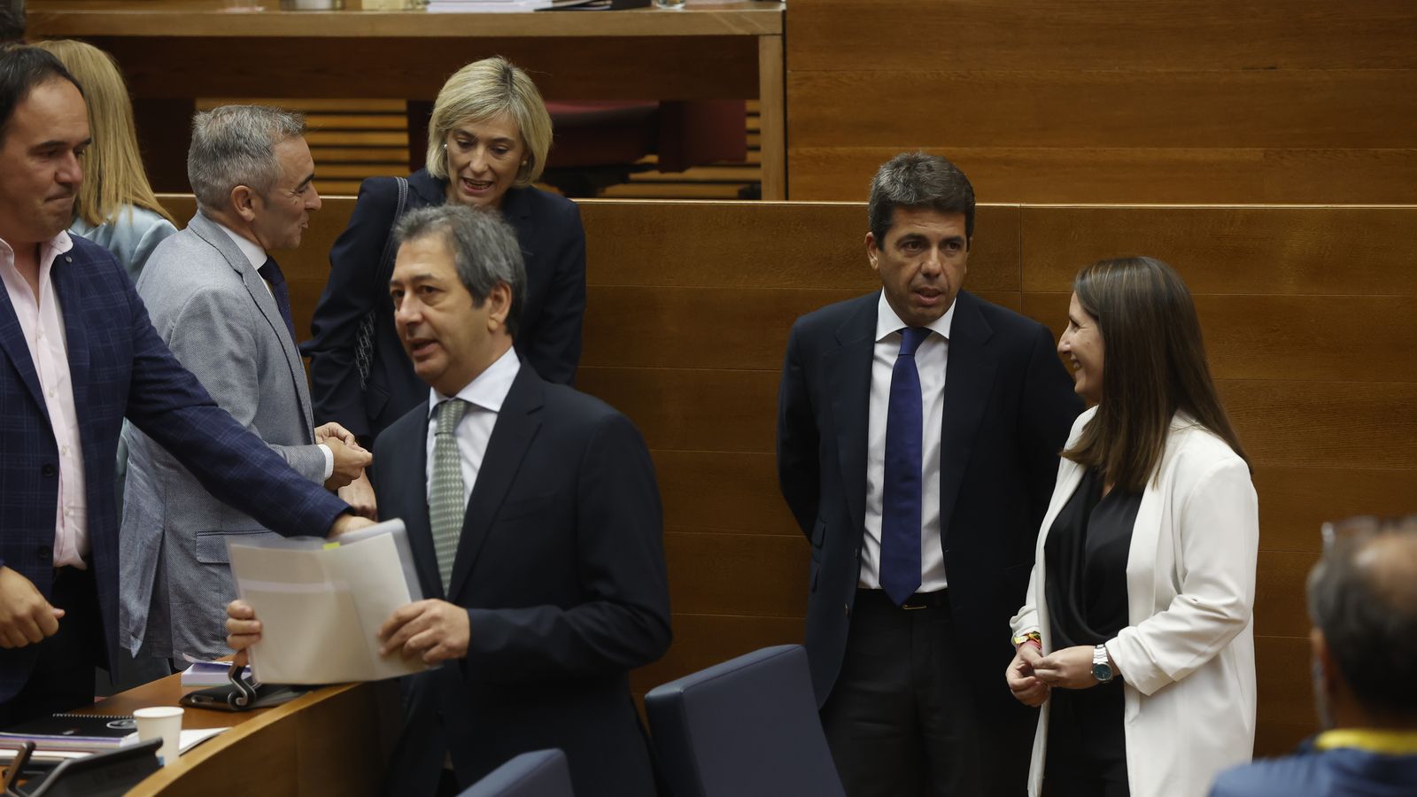 El president, Carlos Mazón, i altres membres de PP i Vox a les Corts en una imatge d'arxiu