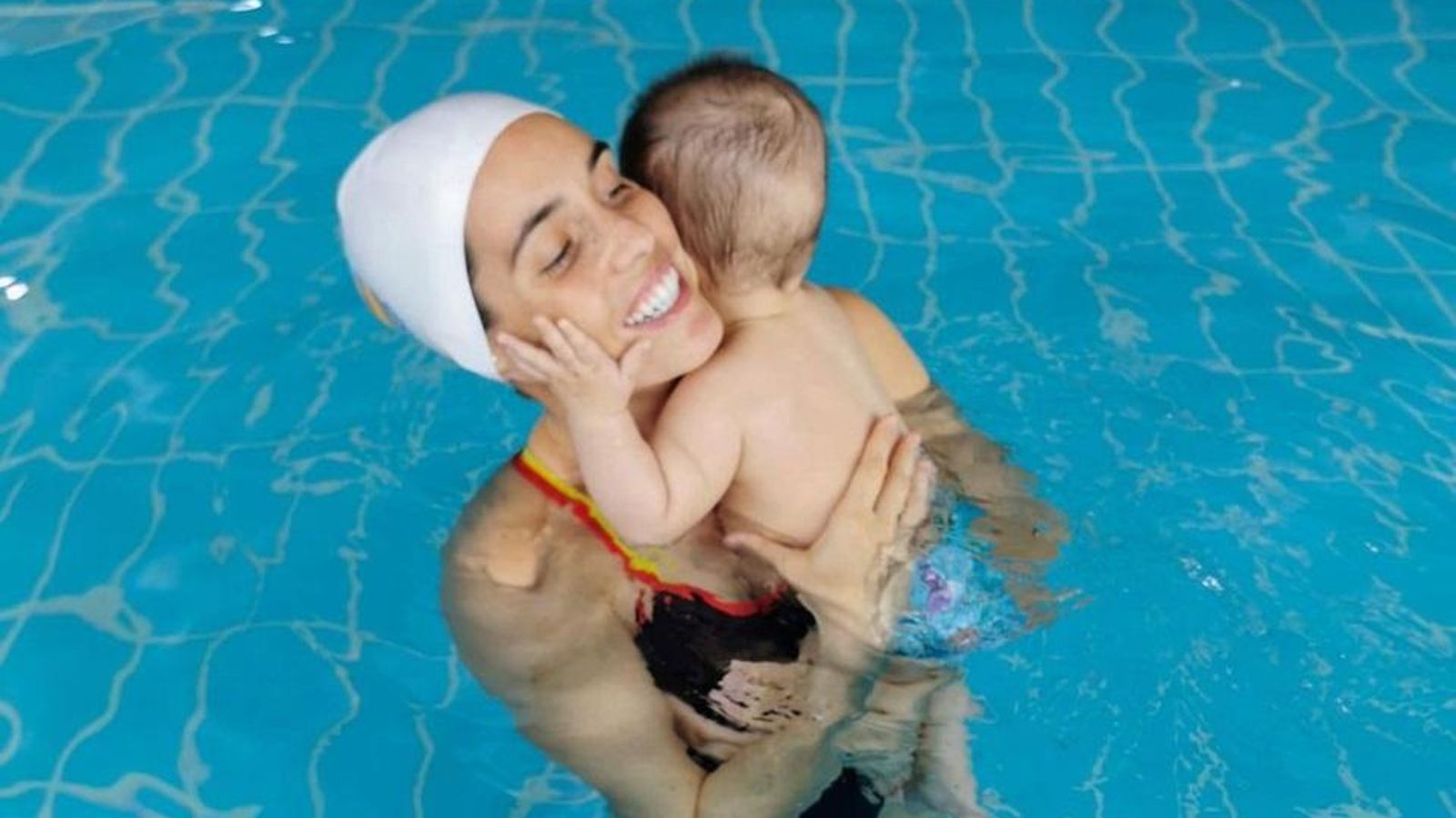 La nadadora olímpica Ona Carbonell amb el seu fill