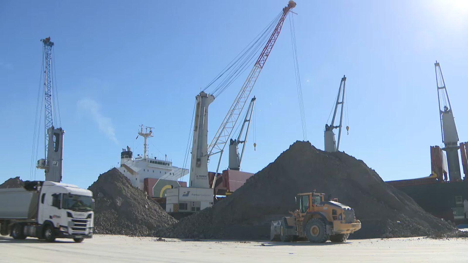 Descarregament de l'argila al port de Castelló