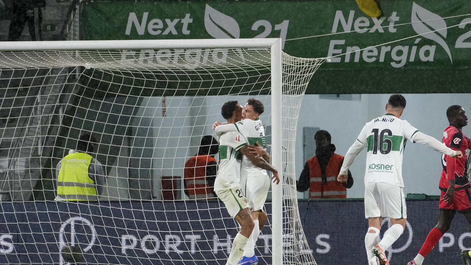 Álvaro Rodríguez i Germán Valera celebren un dels gols de l'Elx