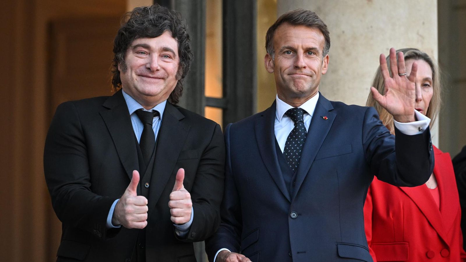 Javier Milei, a l'esquerra, junt al president francés Emmanuel Macron en la visita que recentment ha fet a França