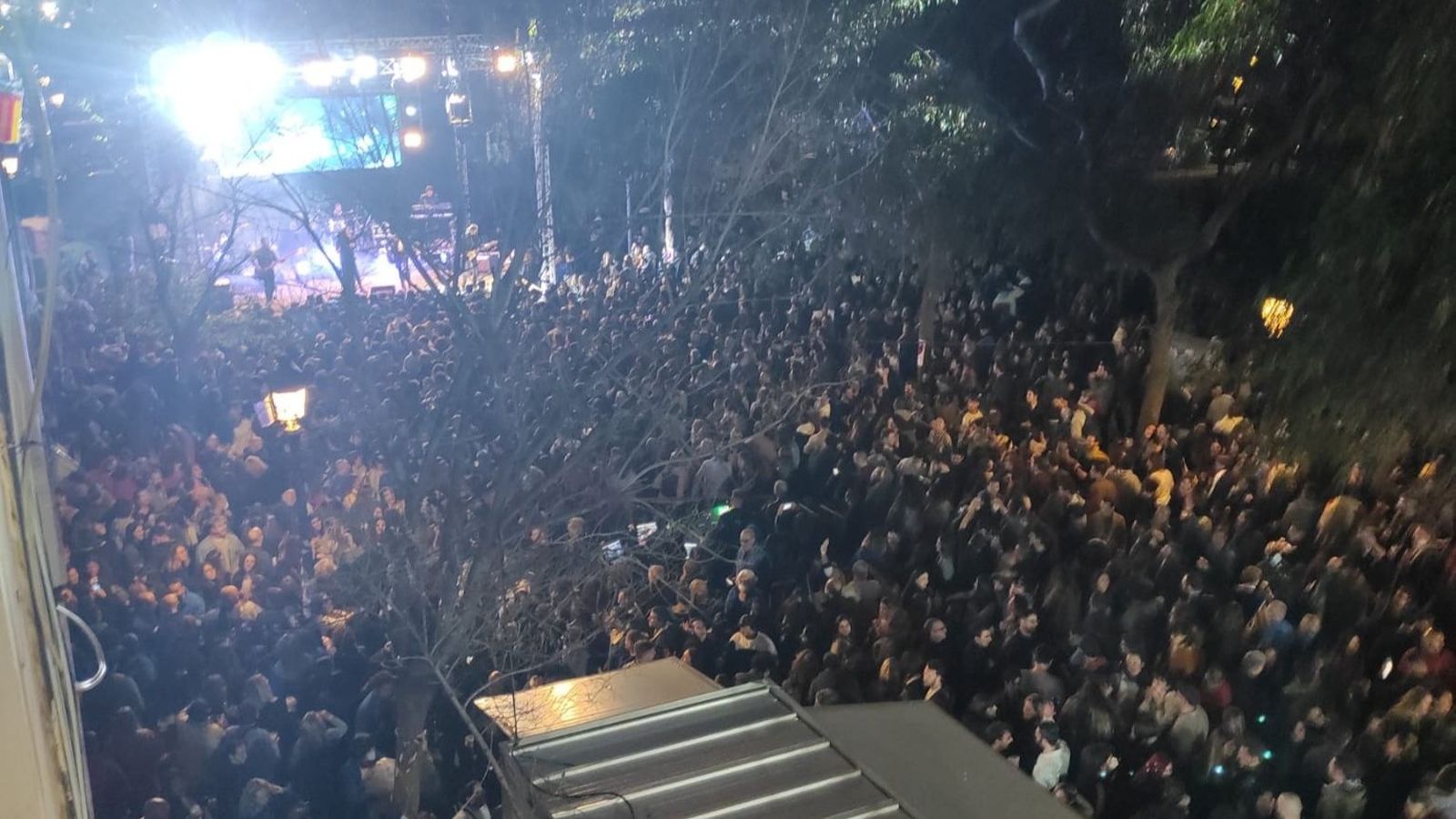 Revetla en una comissió fallera de València, aquestes festes