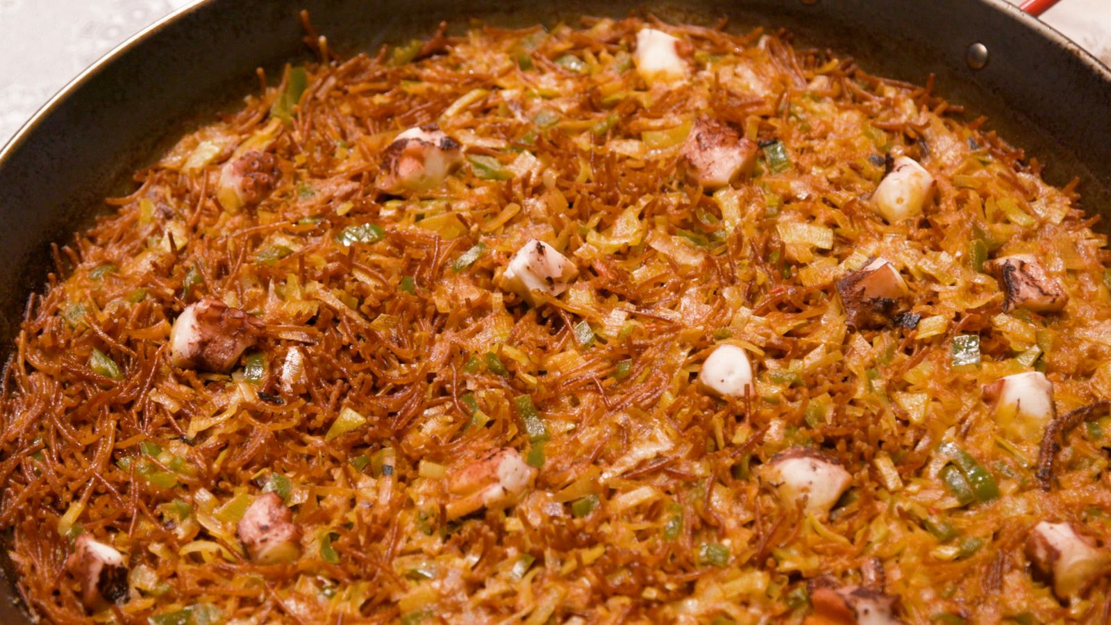 Fideuà de polp i alls porros