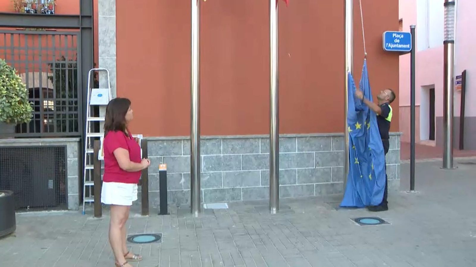 VÍDEO | Potries retira la bandera de la UE per a protestar contra la inacció dels estats amb l\'Open Arms