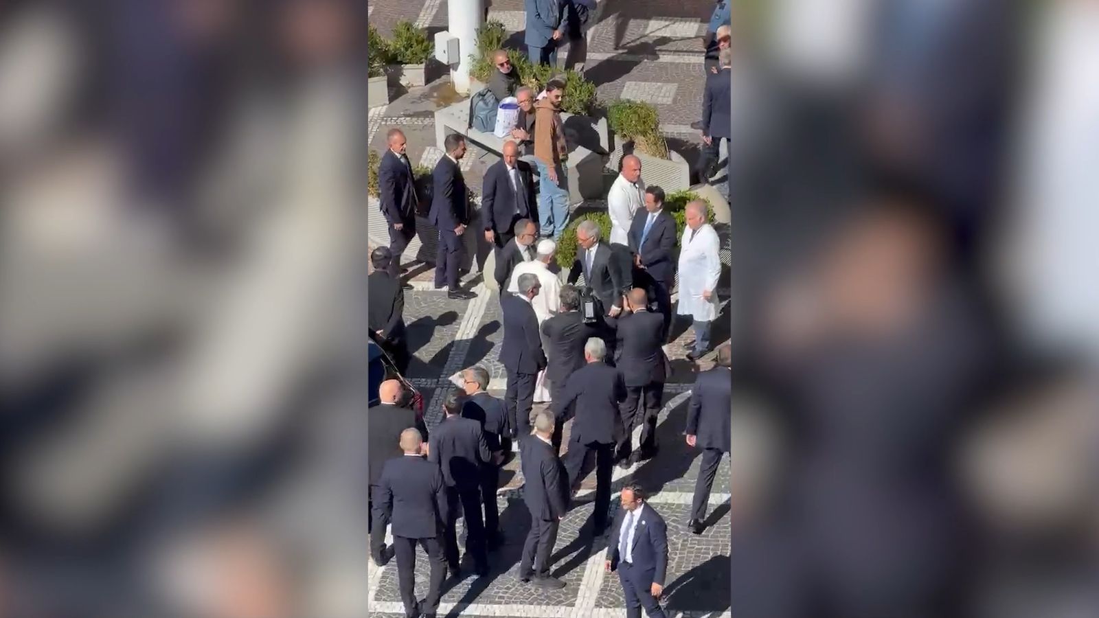 Moment en què el papa Lleó va arribar a l'hospital Gimelli de Roma, en unes imatges en exclusiva captades per À Punt