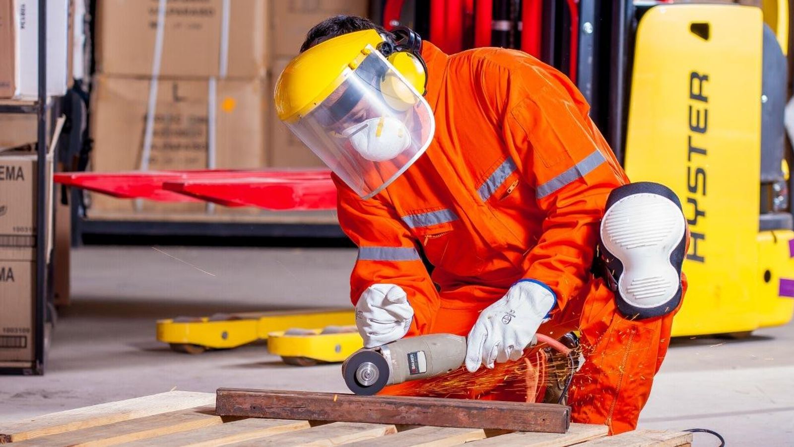 Un operari del sector industrial
