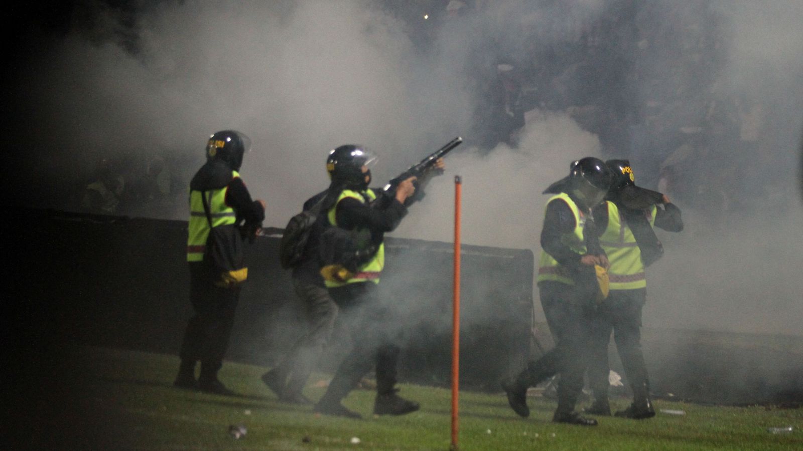 Els antidisturbis disparen gas lacrimogen durant els aldarulls a l'estadi Kanjuruhan a Malang, Indonèsia