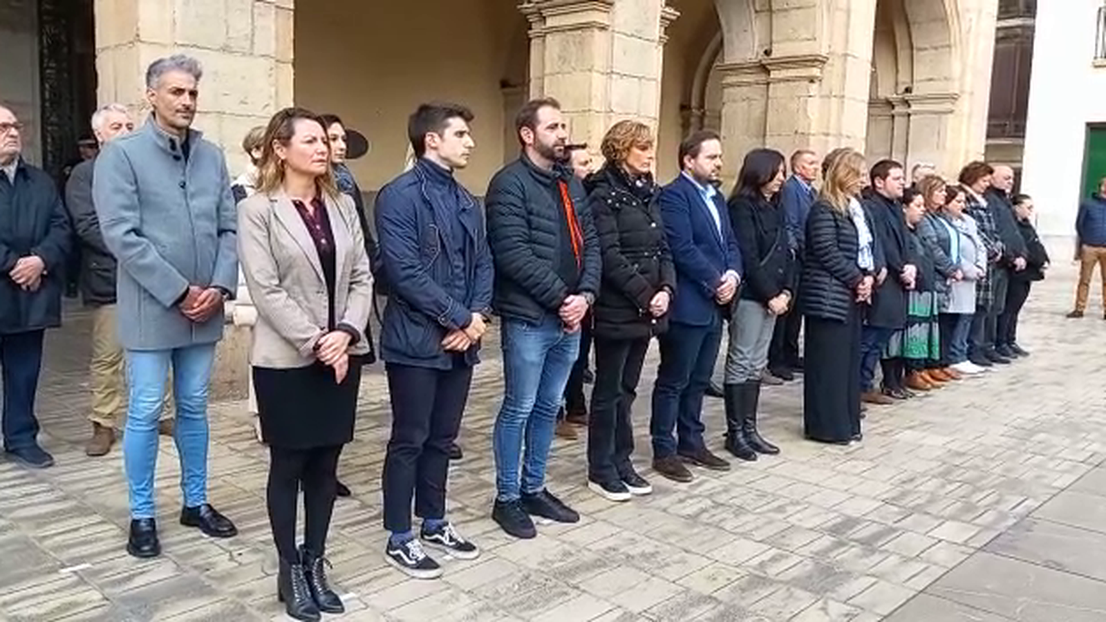 Imatge dels tres minuts de silenci a les portes de l'Ajuntament de Castelló de la Plana