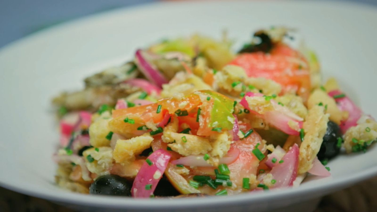 Tomaca valenciana amb “ajoblanco” de xufa i pa de pipes