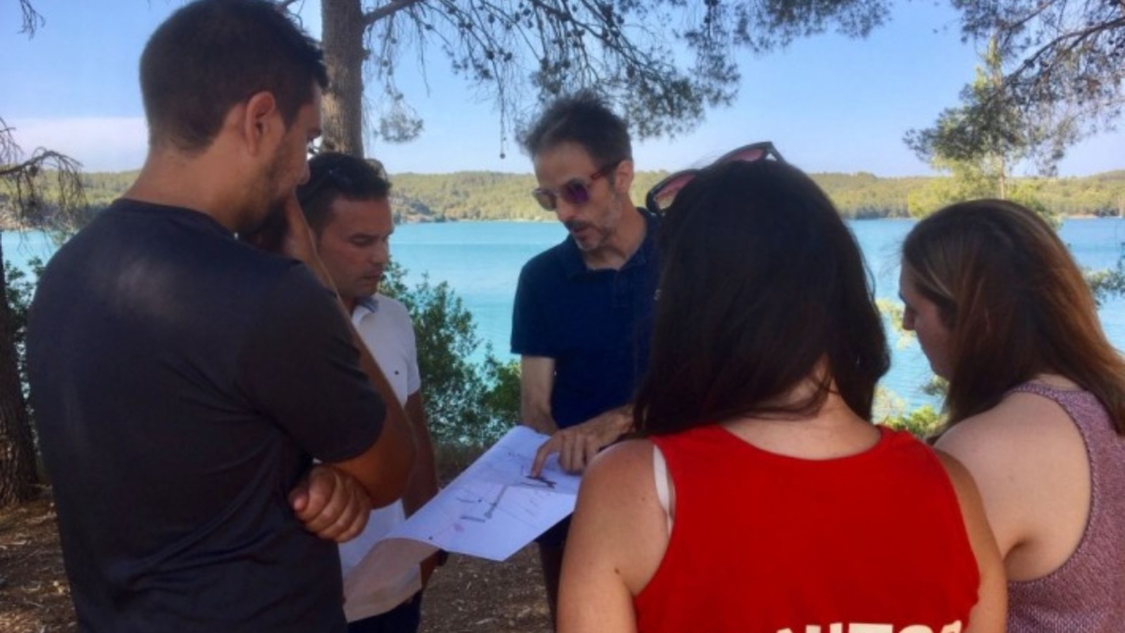 Visita al pantà del Sitjar dels regidors Paco Pastor i María Baila, al costat de l’equip encarregat de la redacció del projecte