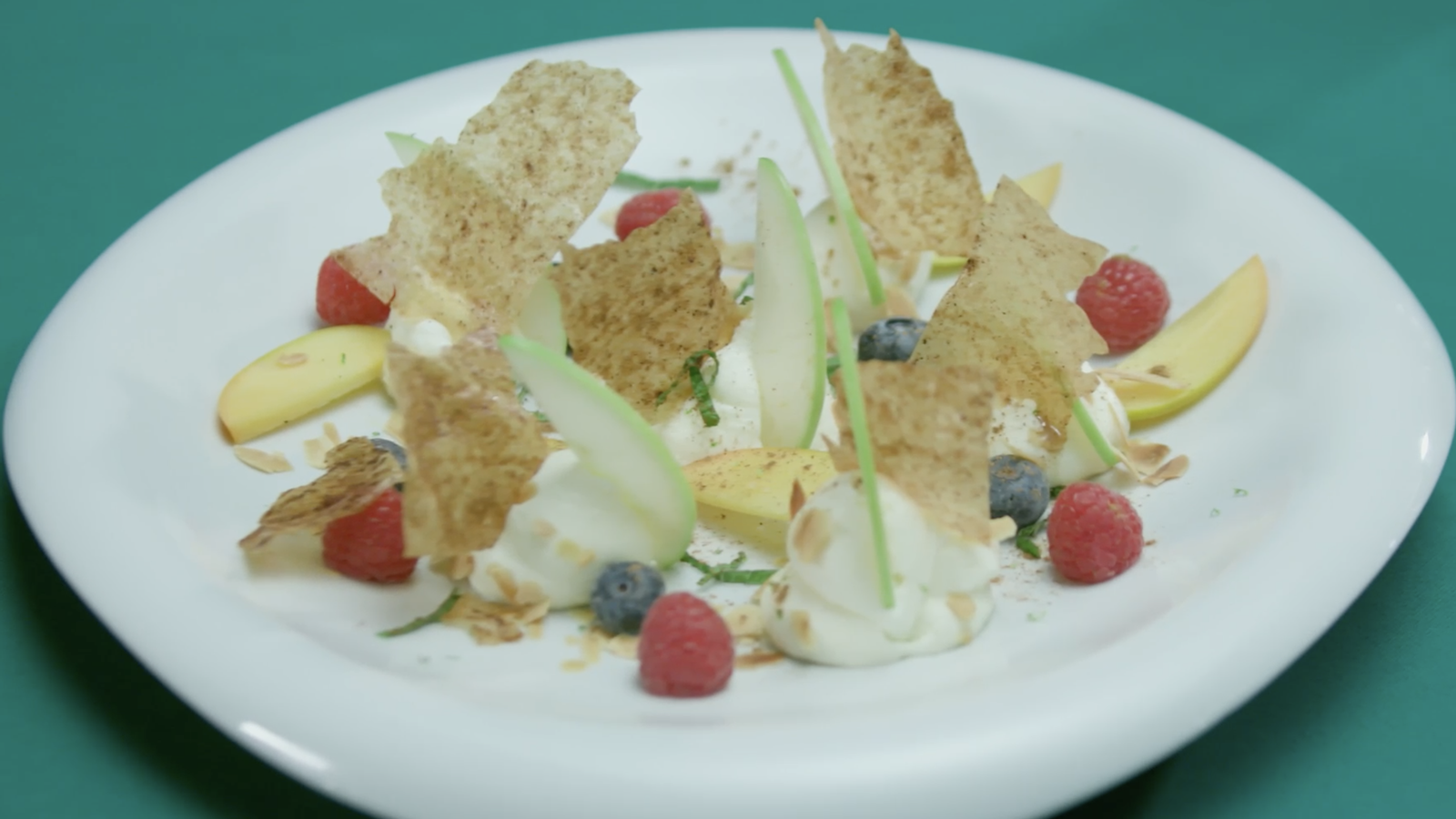 Pastís de formatge i fruita fresca