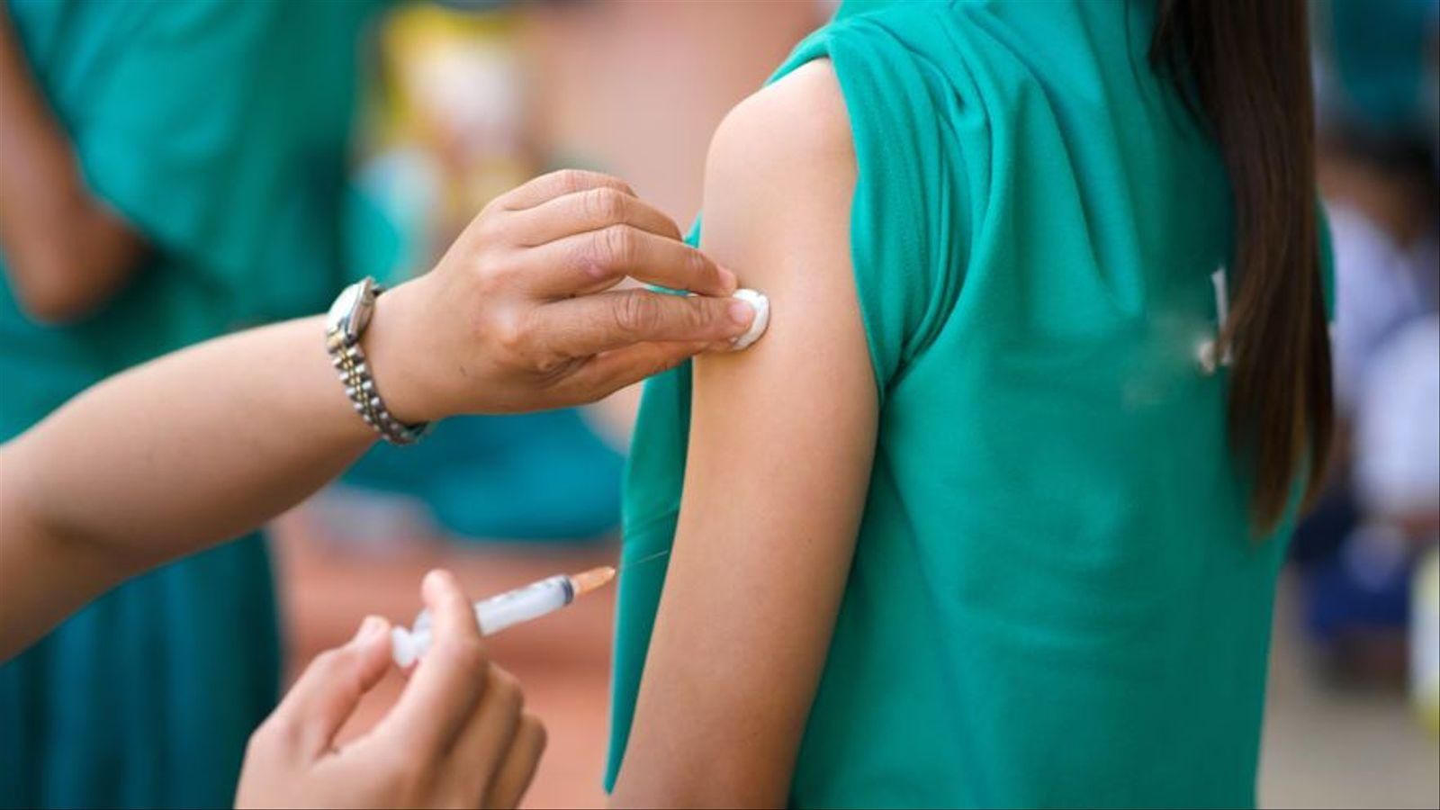 Una xiqueta es vacuna contra el virus del papil·loma humà