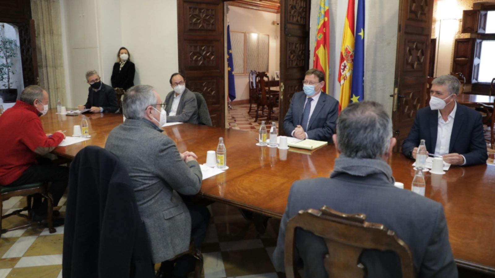 Un moment de la reunió entre el Consell i els agents socials, aquest dijous.