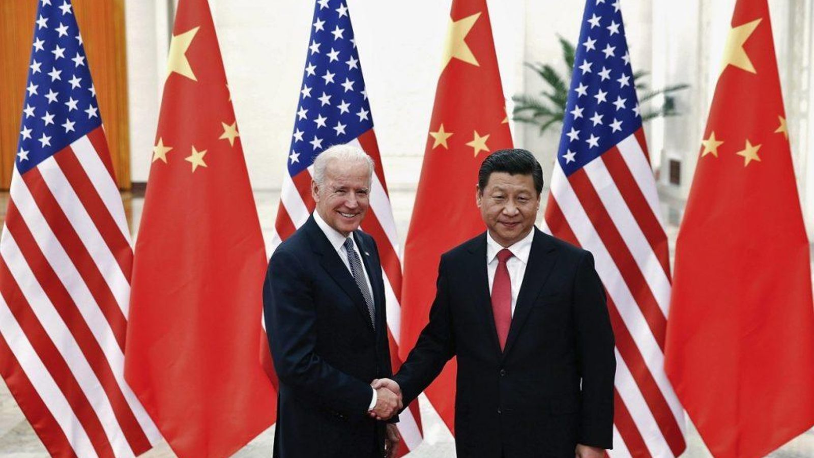 Imatge de desembre de 2013, del llavors vicepresident dels EUA, Joe Biden, amb el president de la Xina, Xi Jinping, a Pequín