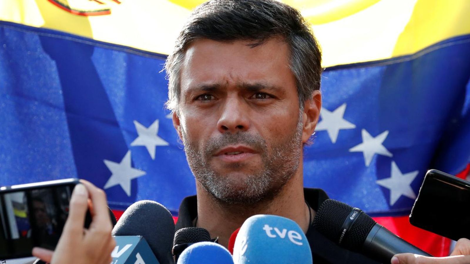 Leopoldo López en declaracions als mitjans davant l'ambaixada d'Espanya a Veneçuela