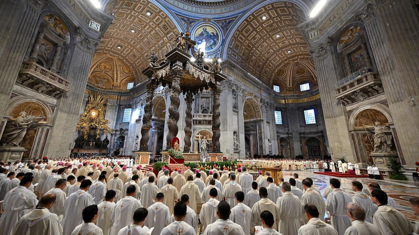 El papa Francesc (dreta) dirigeix la missa crismal a la Basílica de Sant Pere, en la qual beneeix l'oli crismal que s'utilitza per als sagraments religiosos durant l'any (6 d'abril de 2023)