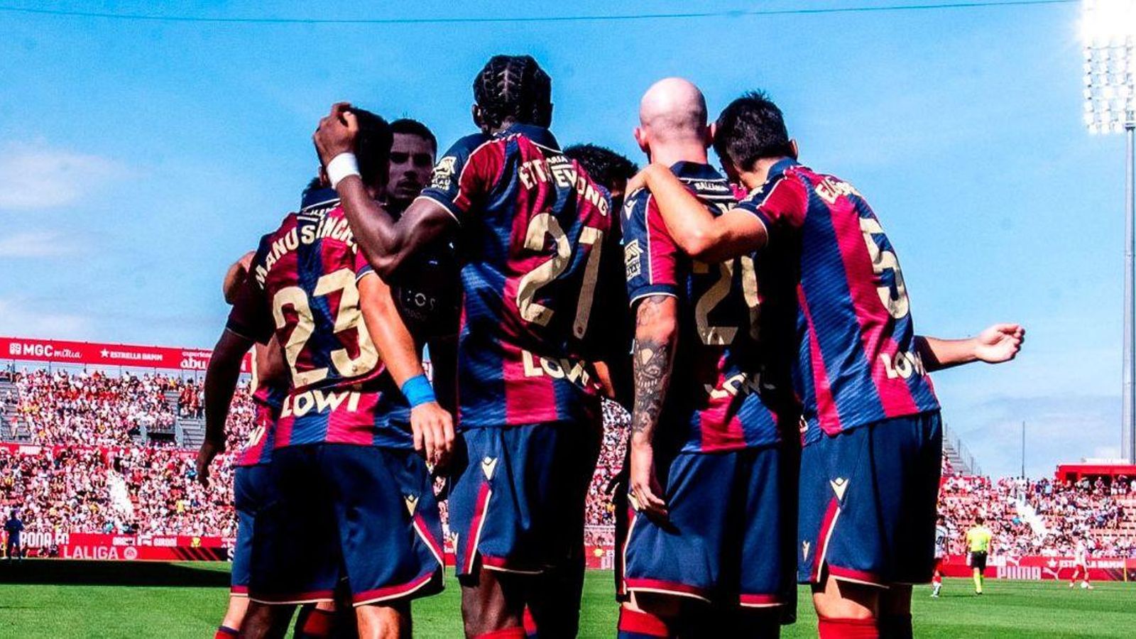 Jugadors del Llevant celebrant un gol