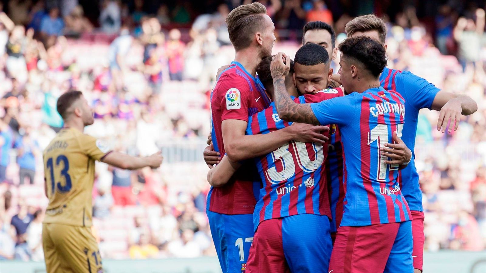 Els jugadors del Barça celebren un dels gols davant la desesperació de Mustafi