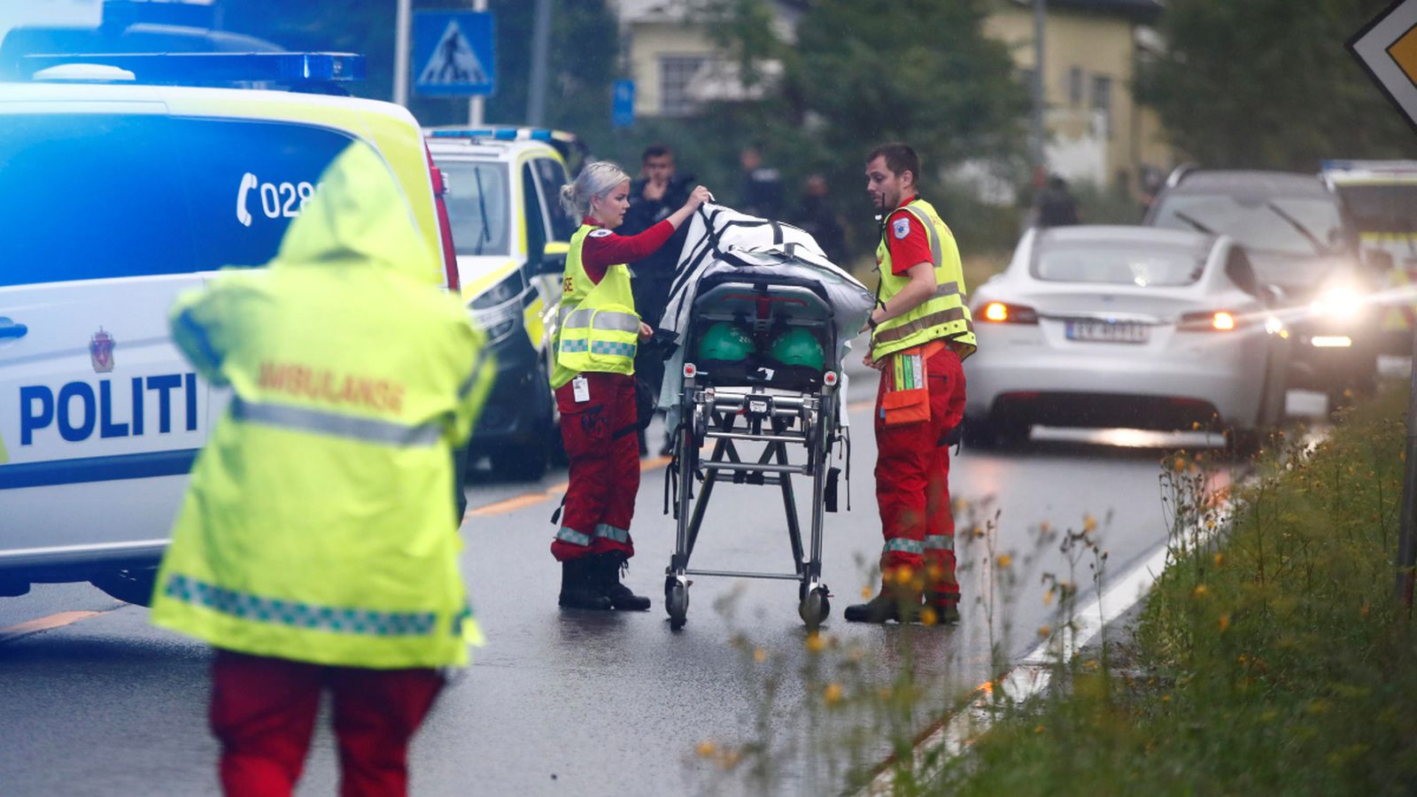 L'equip sanitari atén el ferit