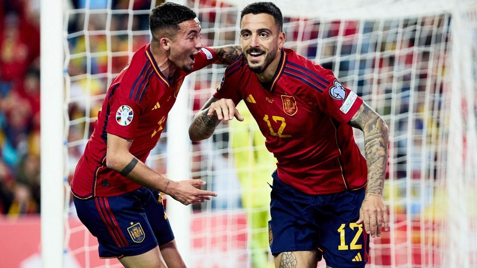 Yeremy Pino i Joselu celebren un gol en l'últim partit d'Espanya