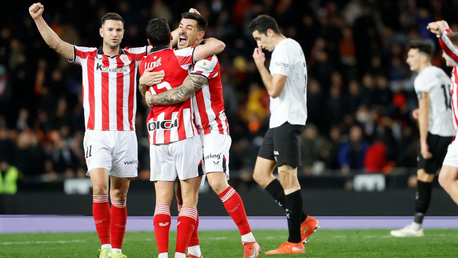 Els jugadors de l'Athletic celebren la classificació davant la desesperaciód e César Tárrega