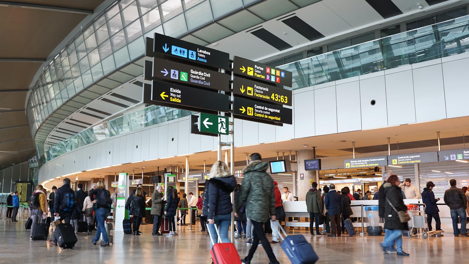 Passatgers dins de l'aeroport de València en una imatge d'arxiu