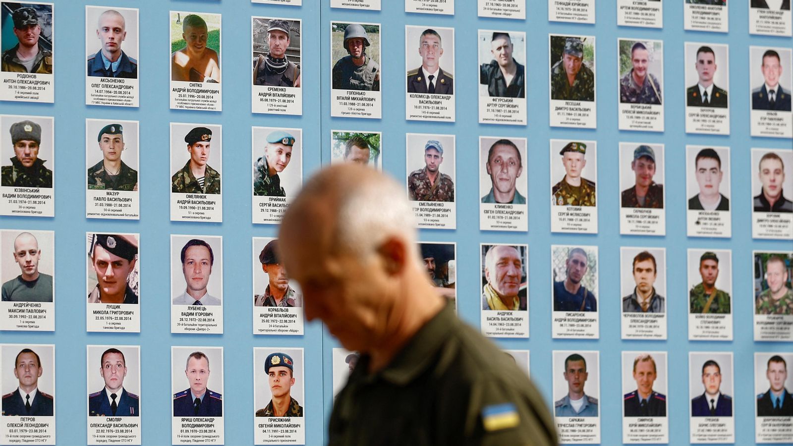Un militar ucraïnés visita a Kíeiv el Mur de la Memòria dels Defensors Caiguts en la guerra de Rússia contra Ucraïna