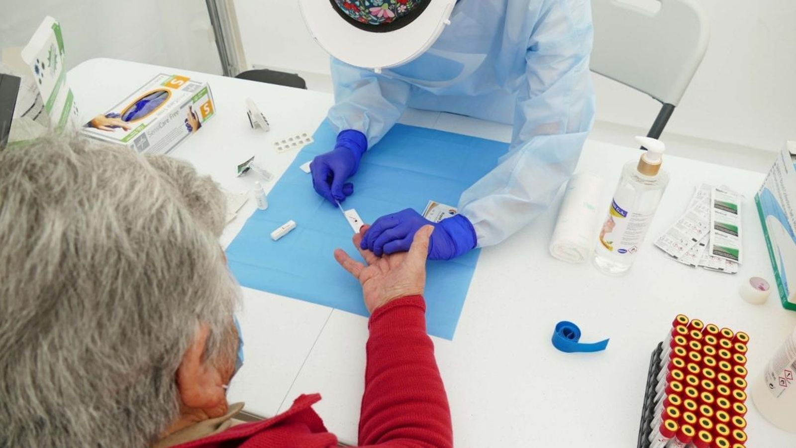 Una sanitària fa una prova diagnòstica a una pacient