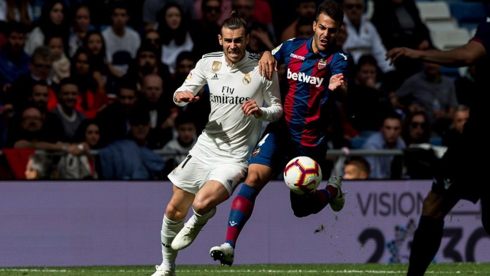 El davanter gal·lés del Reial Madrid brega per un baló amb Roberto Suárez Pier
