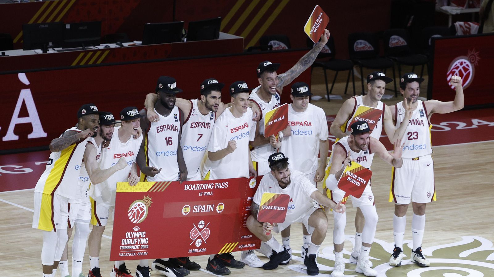 Els jugadors d'Espanya celebren el bitllet per a París